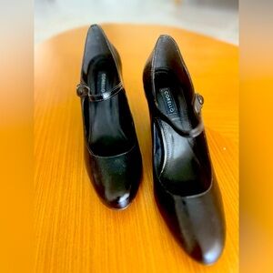 Black high hills. Hills 3.5 inches high.The brand is Corello- Brazilian brand